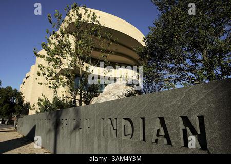 19 SETTEMBRE 2004 - STATI UNITI - SPECIALE PER IL TELEGRAMMA FOR WORTH STAR KRT US NEWS STORY SLUGGED: VOLKOW KRT FOTO DI CHUCK KENNEDY/KRT (17 SETTEMBRE) WASHINGTON, DC --DR Nora Volkow, Direttore dell'Istituto Nazionale sull'abuso di droga, presso gli istituti nazionali di salute fotograhed nel suo ufficio venerdì 17 settembre 2004. (Cwk) 2004 (immagine di credito: © Chuck Kennedy/mct/ZUMAPRESS.com) Foto Stock