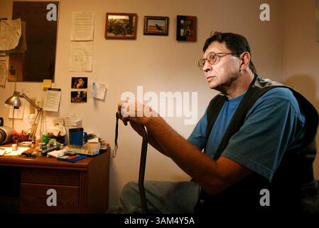 17 settembre 2004 - Stati Uniti - KRT LA NOTIZIA degli Stati Uniti SLUGGED: WARVETERANS KRT FOTOGRAFIA DI SHANE KEYSER/KANSAS CITY STAR (settembre 27) Gerald Corsiglia, 57, un veterinario della guerra del Vietnam che ha servito come sergente nell'esercito degli Stati Uniti dal 1967 al 69, ha dichiarato di avere problemi ad adattarsi a un ambiente pacifico. Nel 2001 si ritrovò senza lavoro e senza casa. Ha parlato delle sue esperienze di vita nella sua stanza a Benilde Hall, una casa di accoglienza per veterani, a Kansas City, Missouri, venerdì 17 settembre, 2004. (nk) 2004 (immagine di credito: © Shane Keyser/mct/ZUMAPRESS.com) Foto Stock