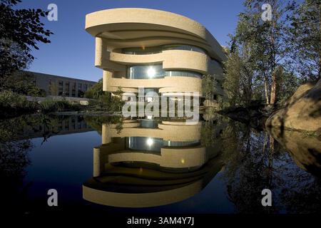 19 SETTEMBRE 2004 - STATI UNITI - SPECIALE PER IL TELEGRAMMA FOR WORTH STAR KRT US NEWS STORY SLUGGED: VOLKOW KRT FOTO DI CHUCK KENNEDY/KRT (17 SETTEMBRE) WASHINGTON, DC --DR Nora Volkow, Direttore dell'Istituto Nazionale sull'abuso di droga, presso gli istituti nazionali di salute fotograhed nel suo ufficio venerdì 17 settembre 2004. (Cwk) 2004 (immagine di credito: © Chuck Kennedy/mct/ZUMAPRESS.com) Foto Stock