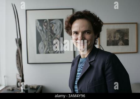 17 SETTEMBRE 2004 - STATI UNITI - SPECIALE PER IL TELEGRAMMA FOR WORTH STAR KRT US NEWS STORY SLUGGED: VOLKOW KRT FOTO DI CHUCK KENNEDY/KRT (17 SETTEMBRE) WASHINGTON, DC --DR Nora Volkow, Direttore dell'Istituto Nazionale sull'abuso di droga, presso gli istituti nazionali di salute fotograhed nel suo ufficio venerdì 17 settembre 2004. (Cwk) 2004 (immagine di credito: © Chuck Kennedy/mct/ZUMAPRESS.com) Foto Stock
