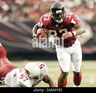 26 settembre 2004 - Stati Uniti - KRT SPORTS STORY SLUGGED: CARD-FALCONS KRT FOTOGRAFIA DI BEAU CABELL/MACON TELEGRAPH (settembre 26) ATLANTA, GA - Justin Griffith (33) degli Atlanta Falcons si allontana dal linebacker degli Arizona Cardinals Ronald McKinnon durante l'azione del quarto periodo. I Falcons batterono Arizona, 6-3, al Georgia Dome di Atlanta, Georgia, il 26 settembre 2004. (cdm) 2004 (immagine di credito: © Beau Cabell/mct/ZUMAPRESS.com) Foto Stock