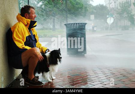 26 settembre 2004 - Stati Uniti - KRT US NEWS STORY SLUGGED: WEA-JEANNE KRT FOTOGRAFIA DI ROBERTO GONZALEZ/ORLANDO SENTINEL (MIAMI OUT) (settembre 26) ORLANDO, FL -- Bob Burkhart cerca di camminare con il suo cane Flynn in mezzo ai venti forti dell'uragano Jeanne domenica 26 settembre 2004. (cdm) 2004 (immagine di credito: © Orlando Sentinel/mct/ZUMAPRESS.com) Foto Stock