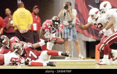 26 settembre 2004 - Stati Uniti - KRT SPORTS STORY SLUGGED: CARDS-FALCONS KRT FOTOGRAFIA DI BEAU CABELL/MACON TELEGRAPH (settembre 26) ATLANTA, GA - il defensive back degli Atlanta Falcons Bryan Scott (24) si presenta con un fumble degli Arizona Cardinals nel secondo tempo. I Falcons batterono Arizona, 6-3, al Georgia Dome di Atlanta, Georgia, il 26 settembre 2004. (cdm) 2004 (immagine di credito: © Beau Cabell/mct/ZUMAPRESS.com) Foto Stock