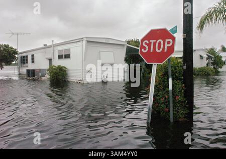 26 settembre 2004 - Stati Uniti - KRT US NEWS STORY SLUGGED: WEA-JEANNE KRT FOTOGRAFIA DI PAUL VIDELA/BRADENTON HERALD (settembre 26) BRADENTON, FL -- l'acqua causata dall'uragano Jeanne ha causato inondazioni nelle strade e nelle case di Bradenton, Florida, il 26 settembre 2004. (cdm) 2004 (immagine di credito: © Paul Videla/mct/ZUMAPRESS.com) Foto Stock