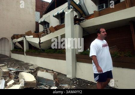 26 settembre 2004 - Stati Uniti - KRT US NEWS STORY SLUGGED: WEA-JEANNE KRT PHOTOGRAPHY BY BRIAN BLANCO/BRADENTON HERALD (settembre 26) PALMETTO, FL -- Michael Ameres, proprietario del ristorante Popi's Place III a Palmetto, Florida, rileva i danni strutturali alla sua attività causati dall'uragano Jeanne il 26 settembre 2004. La tempesta ha fatto crollare il tetto di un patio e ha strappato parte di un muro al secondo piano dell'edificio. (cdm) 2004 (immagine di credito: © Brian Blanco/mct/ZUMAPRESS.com) Foto Stock