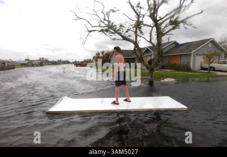 26 settembre 2004 - Stati Uniti - NIENTE MAGS, NESSUNA VENDITA FINO AL 10 OTTOBRE 2004 -- KRT US NEWS STORY SLUGGED: WEA-JEANNE KRT FOTOGRAFIA DI PETER ANDREW BOSCH/MIAMI HERALD (settembre 26) VERO BEACH, FL -- Keith McDonald naviga nelle acque alluvionali che hanno accompagnato l'uragano Jeanne il 26 settembre 2004. Alcune parti di questo quartiere erano sommerse da più di un piede d'acqua. (cdm) 2004 (immagine di credito: © Peter Andrew Bosch/mct/ZUMAPRESS.com) Foto Stock