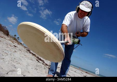13 ottobre 2004 - Stati Uniti - KRT US NEWS STORY SLUGGED: WEA-TREASURE KRT FOTO DI HILDA PEREZ/ORLANDO SENTINEL (24 ottobre) cacciatore di tesori e archeologo marino Joel Ruth usa un metal detector il 13 ottobre 2004, per cercare antiche monete rinvenute dall'erosione della spiaggia causata dall'uragano Jeanne a Indialantic, Florida. (gsb) 2004 (immagine di credito: © Hilda M. Perez/mct/ZUMAPRESS.com) Foto Stock