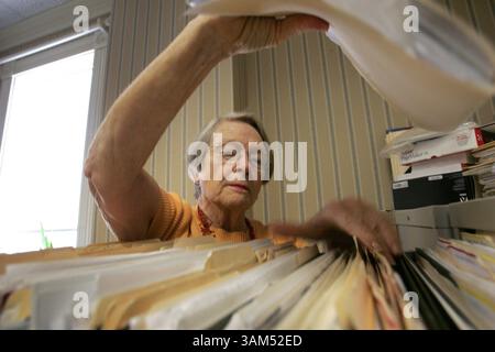 14 ottobre 2004 - Stati Uniti - NIENTE MAGS, NIENTE VENDITE -- KRT NOTIZIA americana BLOCCATA: SRS-WRK-NORETIREMENT KRT FOTOGRAFIA DI RICHARD MICHAEL PRUITT/DALLAS MORNING NEWS (24 ottobre) Barbara Delabano, 74, di Dallas, Texas, non ha fretta di smettere di lavorare. Dice che il suo lavoro come segretaria presso Senior Source, un'agenzia che aiuta le persone anziane, le offre una migliore assicurazione sanitaria rispetto a Medicare e le permette di viaggiare. (nk) 2004 (immagine di credito: © Richard Michael Pruitt/mct/ZUMAPRESS.com) Foto Stock