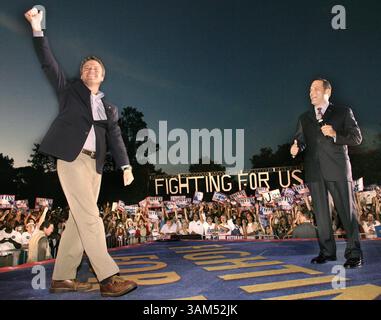 17 ottobre 2004 - Stati Uniti - KRT US NEWS STORY SLUGGED: EDWARDS KRT PHOTOGRAPH BY MIKE EWEN/TALLAHASSEE DEMOCRAT (17 ottobre) TALLAHASSEE, FL -- il senatore vice presidente John Edwards (D-NC) riconosce una folla entusiasta durante una manifestazione ''get-out-the-vote''' presso l'A&M University della Florida A Tallahassee, Florida, Florida, Florida, in Florida, domenica sera, 17 ottobre 2004. L'ex sindaco di Tallahassee Scott Maddox (a destra) ha introdotto Edwards. (nk) 2004 (immagine di credito: © Mike Ewen/mct/ZUMAPRESS.com) Foto Stock