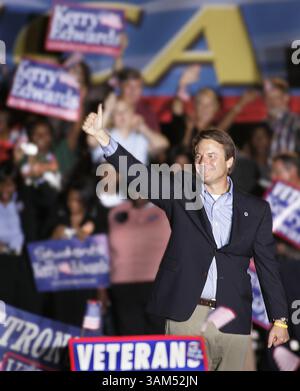 17 ottobre 2004 - Stati Uniti - KRT US NEWS STORY SLUGGED: EDWARDS KRT PHOTOGRAPH BY MIKE EWEN/TALLAHASSEE DEMOCRAT (17 ottobre) TALLAHASSEE, FL -- il senatore vice presidente John Edwards (D-NC) dà il pollice in su alle migliaia di sostenitori durante un raduno ''get-out-the-vote'''' alla Florida A&M University A Tallahassee, Florida, Florida, in Florida, domenica 17 ottobre 2004. (nk) 2004 (immagine di credito: © Mike Ewen/mct/ZUMAPRESS.com) Foto Stock