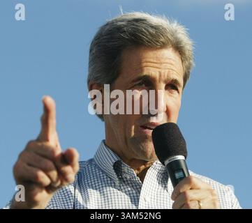 17 ottobre 2004 - Stati Uniti - KRT US NEWS STORY SLUGGED: KERRY KRT PHOTOGRAPH BY JARED LAZARUS/MIAMI HERALD (SOUTH FLORIDA SUN SENTINEL OUT) (17 ottobre) PEMBROKE PINES, FL - Sen. John Kerry saluta la folla dopo aver parlato ad un rally al C.B. Smith Park a Pembroke Pines, Florida, domenica pomeriggio, 17 ottobre 2004. (Mvw) 2004 (immagine di credito: © Jared Lazarus/mct/ZUMAPRESS.com) Foto Stock
