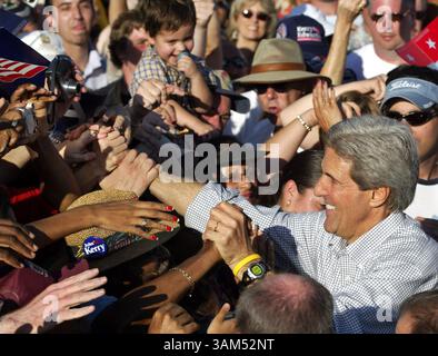 17 ottobre 2004 - Stati Uniti - KRT US NEWS STORY SLUGGED: KERRY KRT PHOTOGRAPH BY JARED LAZARUS/MIAMI HERALD (SOUTH FLORIDA SUN SENTINEL OUT) (17 ottobre) PEMBROKE PINES, FL - Sen. John Kerry saluta la folla dopo aver parlato ad un rally al C.B. Smith Park a Pembroke Pines, Florida, domenica pomeriggio, 17 ottobre 2004. (Mvw) 2004 (immagine di credito: © Jared Lazarus/mct/ZUMAPRESS.com) Foto Stock