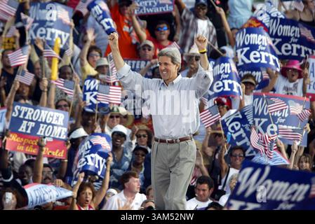 17 ottobre 2004 - Stati Uniti - KRT US NEWS STORY SLUGGED: KERRY KRT PHOTOGRAPH BY JARED LAZARUS/MIAMI HERALD (SOUTH FLORIDA SUN SENTINEL OUT) (17 ottobre) PEMBROKE PINES, FL - Sen. John Kerry saluta la folla dopo aver parlato ad un rally al C.B. Smith Park a Pembroke Pines, Florida, domenica pomeriggio, 17 ottobre 2004. (Mvw) 2004 (immagine di credito: © Jared Lazarus/mct/ZUMAPRESS.com) Foto Stock