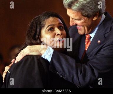 24 ottobre 2004 - Stati Uniti - KRT US NEWS STORY SLUGGED: KERRY KRT PHOTOGRAPH BY CARL JUSTE/MIAMI HERALD (SOUTH FLORIDA SUN SENTINEL OUT) (24 ottobre) FORT LAUDERDALE, FL - associate Pastor Rev. Dallasteen J. Yates è abbracciato dal senatore John Kerry presso la Mount Hermon AME Church a Fort Lauderdale, Florida, domenica 24 ottobre 2004. (Mvw) 2004 (immagine di credito: © Carl Juste/mct/ZUMAPRESS.com) Foto Stock