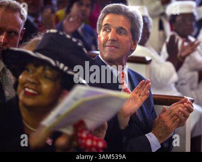 24 ottobre 2004 - Stati Uniti - KRT US NEWS STORY SLUGGED: KERRY KRT PHOTOGRAPH BY CARL JUSTE/MIAMI HERALD (SOUTH FLORIDA SUN SENTINEL OUT) (24 ottobre) FORT LAUDERDALE, FL - Sen. John Kerry frequenta Mount Hermon AME Church a Fort Lauderdale, Florida, domenica 24 ottobre 2004. (Mvw) 2004 (immagine di credito: © Carl Juste/mct/ZUMAPRESS.com) Foto Stock