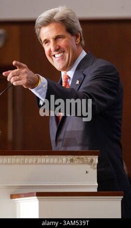 24 ottobre 2004 - Stati Uniti - KRT US NEWS STORY SLUGGED: KERRY KRT PHOTOGRAPH BY CARL JUSTE/MIAMI HERALD (SOUTH FLORIDA SUN SENTINEL OUT) (24 ottobre) FORT LAUDERDALE, FL - Sen. John Kerry parla alla Mount Hermon AME Church di Fort Lauderdale, Florida, domenica 24 ottobre 2004. (Mvw) 2004 (immagine di credito: © Carl Juste/mct/ZUMAPRESS.com) Foto Stock
