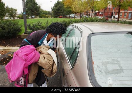 25 ottobre 2004 - Stati Uniti - KRT US NEWS STORY SLUGGED: MED-SCHIZOPHRENIA KRT PHOTOGRAPH BY DAVID SWANSON/PHILADELPHIA INQUIRER (17 novembre) Pat Hill controlla l'auto dove sua figlia ha dormito per settimane a Philadelphia, Pennsylvania. La figlia lasciò casa ad agosto, poco dopo che la medicina per la schizofrenia che stava prendendo era esaurita. (Mvw) 2004 (immagine di credito: © David Swanson/mct/ZUMAPRESS.com) Foto Stock
