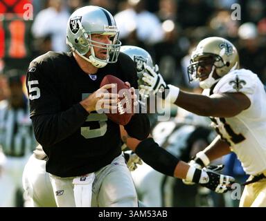 24 ottobre 2004 - U.S. - KRT SPORTS STORY SLUGGED: BRONCOS-RAIDERS KRT PHOTOGRAPH BY TUE NAM TON/CONTRA COSTA TIMES (17 ottobre) OAKLAND, CA -- Kerry Collins dei Raiders cerca un giocatore aperto durante la prima metà della partita contro i Saints al Network Associates Coliseum di Oakland, California, domenica 24 ottobre 2004. I Raiders persero contro i Saints 31-26. (Mvw) 2004 (immagine di credito: © te Nam Ton/mct/ZUMAPRESS.com) Foto Stock