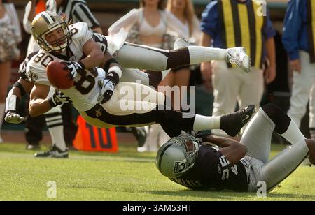 24 ottobre 2004 - U.S. - KRT SPORTS STORY SLUGGED: BRONCOS-RAIDERS KRT PHOTOGRAPH BY DAN HONDA/CONTRA COSTA TIMES (17 ottobre) OAKLAND, CA -- Denard Walker degli Oakland Raiders cerca di fermare un'immersione i Saints' Jerome Pathon dal segnare nel terzo quarto della loro partita al Network Associates Coliseum di Oakland, California, domenica 24 ottobre 2004. I Raiders persero contro i Saints 31-26. (Mvw) 2004 (immagine di credito: © Dan Honda/mct/ZUMAPRESS.com) Foto Stock