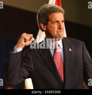 29 ottobre 2004 - Stati Uniti - KRT US NEWS STORY SLUGGED: KERRY KRT FOTO DI JOE BURBANK/ORLANDO SENTINEL (ottobre 29) ORLANDO, FL - il candidato presidenziale democratico, il senatore John Kerry, saluta i tifosi ad una manifestazione a Orlando, Florida, venerdì 29 ottobre 2004. (gsb) 2004 (immagine di credito: © Joe Burbank/mct/ZUMAPRESS.com) Foto Stock