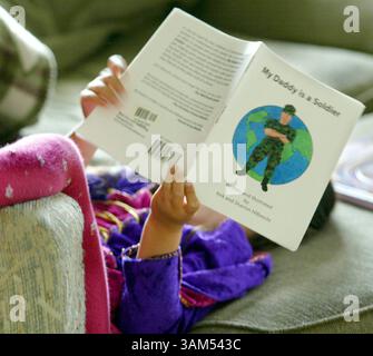 18 ottobre 2004 - Stati Uniti - NIENTE MAGS, NIENTE VENDITE -- NOTIZIA del KRT USA SLUGGED: USIRAQ-SOLDIER KRT FOTOGRAFIA DI STEVE RINGMAN/SEATTLE TIMES (17 dicembre) Iris di quattro anni legge un libro preferito a suo padre, uno che ha quasi memorizzato: "My Daddy is a Soldier". (lde) 2004 (immagine di credito: © Digital Image/mct/ZUMAPRESS.com) Foto Stock