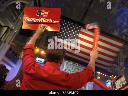 2 novembre 2004 - Stati Uniti - KRT LA NOTIZIA degli Stati Uniti È SLUGGED: ELECTION-BUSH KRT FOTOGRAFIA DI STEVE DESLICH (2 novembre) WASHINGTON, DC - Todd Aktins, nativo di Owenton, Kentucky, mostra il suo sostegno al presidente Bush alla festa elettorale per il presidente George W. Bush al Ronald Reagan Building e all'International Trade Center di Washington, D.C., martedì sera, 2 novembre 2004. (smd) 2004 (immagine di credito: © Steve Deslich/mct/ZUMAPRESS.com) Foto Stock
