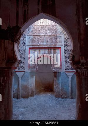 Moschea abbandonata all'interno della Kasbah di Glaoui, fortezza storica in rovina costruita con argilla di terra nel villaggio di Tamdaght vicino ad Ait Ben Haddou, Ouarzazate, Marocco Foto Stock