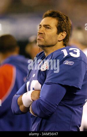 21 novembre 2004 - Stati Uniti - KRT SPORTS STORY SLUGGED: FALCONS-GIANTS KRT FOTOGRAFIA DI PAUL BERESWILL/NEWSDAY (21 novembre) EAST RUTHERFORD, NJ - The Giants' Kurt Warner guarda la partita dei Giants-Falcons da bordo campo al Giants Stadium domenica 21 novembre 2004. (Mvw) 2004 (immagine di credito: © Paul Bereswill/mct/ZUMAPRESS.com) Foto Stock