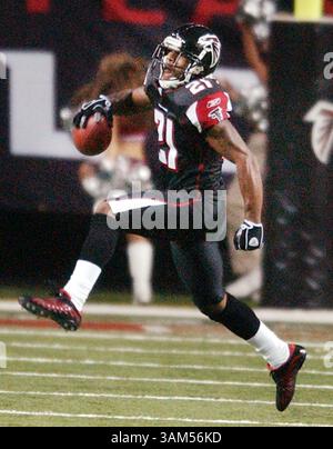 28 novembre 2004 - Stati Uniti - NO MAGS, NO SALES -- KRT SPORTS STORY SLUGGED: SAINTS-FALCONS KRT PHOTOGRAPH BY CURTIS COMPTON/ATLANTA JOURNAL-CONSTITUTION (novembre 28) ATLANTA, GA - cornerback dei Falcons DeAngelo Hall celebra il suo intercetto dei Saints per terminare la loro partita ad Atlanta, Georgia, domenica 28 novembre 2004. I Falcons batterono i Saints 24-21. (Mvw) 2004 (immagine di credito: © Curtis Compton/mct/ZUMAPRESS.com) Foto Stock