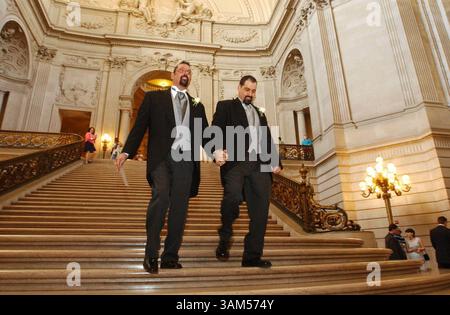 24 febbraio 2004 - USA - DA UTILIZZARE CON IL PACCHETTO FOTOGRAFICO DI FINE ANNO 2004 -- LA NOTIZIA KRT USA È BLOCCATA: GAYMARRIAGE KRT FOTOGRAFIA DI JOSE CARLOS FAJARDO/CONTRA COSTA TIMES (11 marzo) Vincent Strona, Left, e William Molarius scendono i gradini dopo essersi sposati al municipio di San Francisco, California, giovedì 11 marzo 2004. (gsb) 2004 (immagine di credito: © Jose Carlos Fajardo/mct/ZUMAPRESS.com) Foto Stock