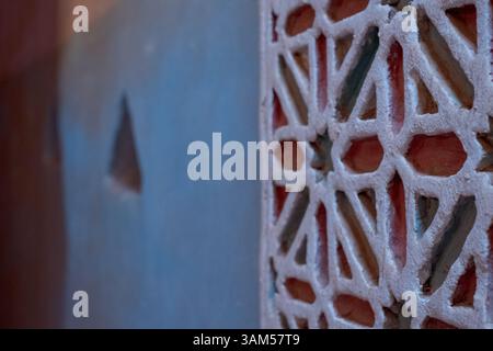 Moschea abbandonata all'interno della Kasbah di Glaoui, fortezza storica in rovina costruita con argilla di terra nel villaggio di Tamdaght vicino ad Ait Ben Haddou, Ouarzazate, Marocco Foto Stock