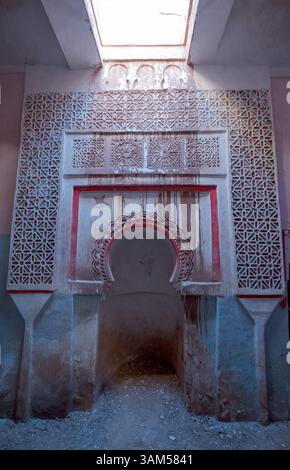 Moschea abbandonata all'interno della Kasbah di Glaoui, fortezza storica in rovina costruita con argilla di terra nel villaggio di Tamdaght vicino ad Ait Ben Haddou, Ouarzazate, Marocco Foto Stock