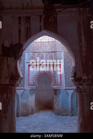 Moschea abbandonata all'interno della Kasbah di Glaoui, fortezza storica in rovina costruita con argilla di terra nel villaggio di Tamdaght vicino ad Ait Ben Haddou, Ouarzazate, Marocco Foto Stock