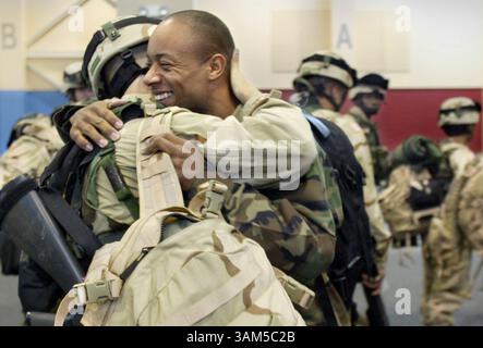 18 gennaio 2005 - Stati Uniti - KRT US NEWS STAND ALONE FOTO: USIRAQ-DEPLOY KRT FOTOGRAFIA DI ROBIN TRIMARCHI/COLUMBUS LEDGER-ENQUIRER (18 gennaio) FORT BENNING, GA- SSG Delansie Morss, di Orlando, Florida, con il Rear Detachment Commander for Bravo Company, 2/69th (2nd Battalion 69th Armor Regiment), 3rd Brigade, 3rd Infantry Commander for Bravo Company, Pennsylvania, settembre 2005, partenza da Fort Coleman, Pennsylvania. Circa 4.000 soldati della 3a brigata saranno schierati in Iraq entro il fine settimana (lde) 2005 (Credit Image: © Robin Trimarchi/mct/ZUMAPRESS.c Foto Stock