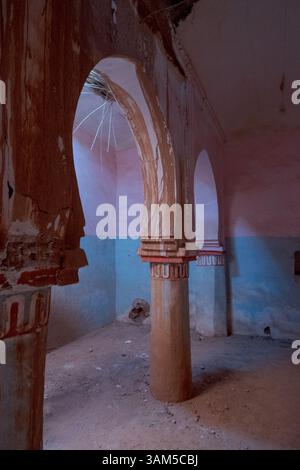 Moschea abbandonata all'interno della Kasbah di Glaoui, fortezza storica in rovina costruita con argilla di terra nel villaggio di Tamdaght vicino ad Ait Ben Haddou, Ouarzazate, Marocco Foto Stock