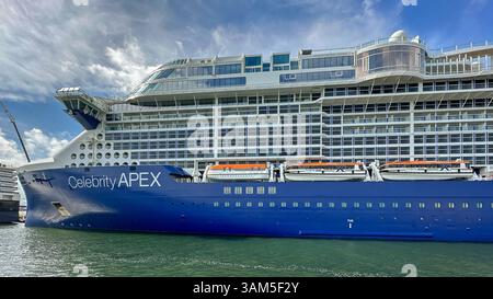 Fort Lauderdale, Florida, USA - 2 dicembre 2023: Vista laterale della nave da crociera Celebrity Cruises Celebrity Apex nel porto di Fort Lauderdale Foto Stock