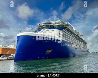 Fort Lauderdale, Florida, USA - 2 dicembre 2023: Vista frontale della nave da crociera Celebrity Cruises Celebrity Apex nel porto di Fort Lauderdale Foto Stock