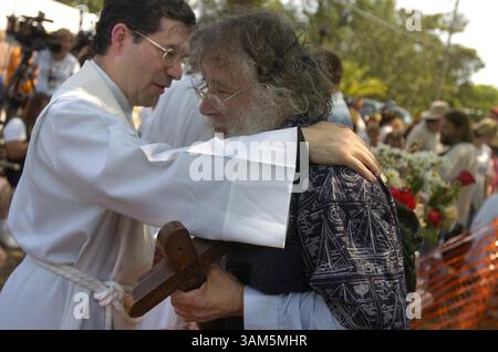 1° aprile 2005 - Stati Uniti - KRT LA NOTIZIA degli Stati Uniti È STATA BLOCCATA: SCHIAVO KRT FOTO DI ERIC MENCHER/PHILADELPHIA INQUIRER (1° aprile) PINELLAS PARK, FL - padre Frank Pavone, a sinistra, saluta Louis Menchaca di New York City prima di una messa di venerdì 1° aprile 2005, fuori dall'ospizio dove Terri Schiavo è morto giovedì. (gsb) 2005 (immagine di credito: © Eric Mencher/mct/ZUMAPRESS.com) Foto Stock