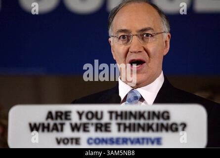 5 aprile 2005 - Stati Uniti - KRT WORLD NEWS STAND ALONE PHOTO: BRITAIN-ELECTION KRT PHOTOGRAPH BY STEVE REIGATE/EXPRESS SYNDICATION (8 aprile) il leader del Partito Conservatore Michael Howard parla durante la sua visita a Winchester, Hampshire, Inghilterra, 8 aprile 2005. (lde) 2005 (immagine di credito: © Express Syndication/mct/ZUMAPRESS.com) Foto Stock