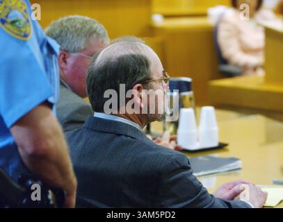 19 aprile 2005 - Stati Uniti - KRT LA NOTIZIA degli Stati Uniti È BLOCCATA: BTKKILLINGS KRT FOTOGRAFIA DI BO RADER/WICHITA EAGLE (19 aprile) il sospetto BTK Dennis Rader appare in tribunale dove rinuncia alla sua udienza preliminare martedì mattina, 19 aprile 2005, nella contea di Sedgewick, Kansas, tribunale. Rader è accusato di 10 capi d'accusa di omicidio nei casi BTK negli ultimi 30 anni nella zona di Wichita. (smd) 2005 (immagine di credito: © Bo Rader/mct/ZUMAPRESS.com) Foto Stock