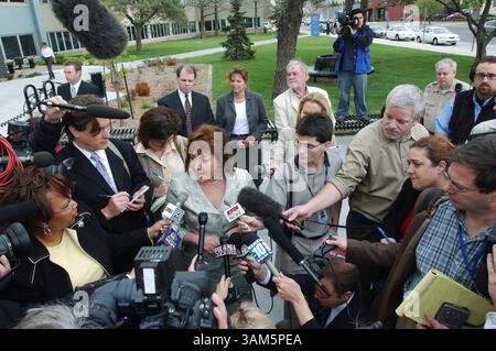 19 aprile 2005 - Stati Uniti - KRT LA NOTIZIA degli Stati Uniti È BLOCCATA: BTKKILLINGS KRT FOTOGRAFIA DI BO RADER/WICHITA EAGLE (19 aprile) il procuratore distrettuale della contea di Sedgwick Nola Foulston si rivolge ai membri dei media sui gradini della contea di Sedgewick, Kansas, tribunale martedì mattina, 19 aprile 2005, a Wichita. Foulston guiderà il caso per lo Stato contro il sospetto BTK Dennis Rader che ha rinunciato al suo diritto ad un'udienza preliminare in tribunale martedì, (smd) 2005 (immagine di credito: © Bo Rader/mct/ZUMAPRESS.com) Foto Stock