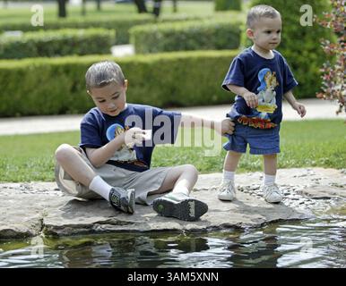 13 maggio 2005 - Stati Uniti - KRT LA NOTIZIA degli Stati Uniti È STATA BLOCCATA: MED-CORDBLOOD KRT FOTOGRAFIA DI JESSICA KOURKOUNIS/FORT WORTH STAR-TELEGRAM (DALLAS OUT) (3 giugno) Christian Williams, a sinistra, di Fort Worth, Texas, ha ricevuto un trapianto di sangue del cordone ombelicale dal suo disturbo di 15 mesi, Noah, che lo ha curato dalla leucemia. (Mvw) 2005 (diversità) (immagine di credito: © Jessica Kourkounis/mct/ZUMAPRESS.com) Foto Stock