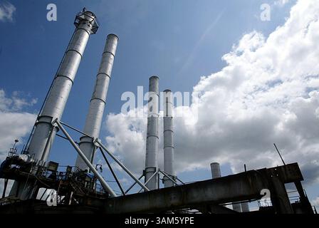 25 maggio 2005 - Stati Uniti - KRT LA NOTIZIA degli Stati Uniti SLUGGED: ENV-MERCURY KRT FOTOGRAFIA DI CHRIS KEANE/CHARLOTTE OSSERVATORE (13 giugno) SPENCER, NC -- le pile di fumo alla stazione di vapore Buck a Spencer, Carolina del Nord, mercoledì 25 maggio 2005. L'amministrazione Bush ha dato 20 anni alle centrali elettriche a carbone per ridurre le emissioni di mercurio del 70%. La tecnologia filtra il mercurio dai gas delle cisterne utilizzando carbone attivo. (cdm) 2005 (immagine di credito: © Chris Keane/mct/ZUMAPRESS.com) Foto Stock