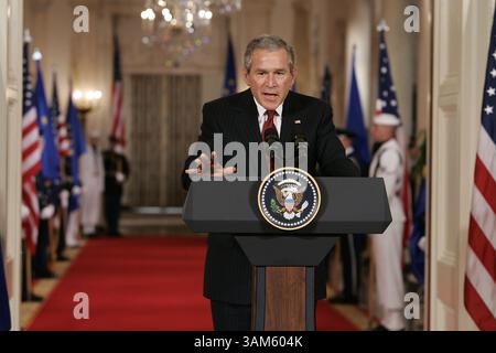 20 giugno 2005 - Stati Uniti - KRT US NEWS STORY SLUGGED: BUSH-EU KRT FOTOGRAFIA DI CHUCK KENNEDY/KRT (20 giugno) WASHINGTON, D.C.-- il presidente Bush parla ai giornalisti nella East Room della Casa Bianca, lunedì 20 giugno 2005, a Washington, DC (lde) 2005 (immagine di credito: © Chuck Kennedy/mct/ZUMAPRESS.com) Foto Stock