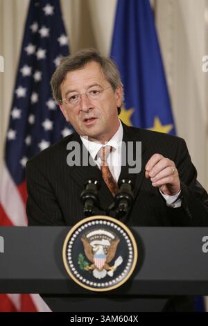 20 giugno 2005 - Stati Uniti - KRT LA NOTIZIA americana È BLOCCATA: BUSH-EU KRT FOTOGRAFIA DI CHUCK KENNEDY/KRT (20 giugno) WASHINGTON, DC-- il primo ministro lussemburghese e presidente dell'Unione europea Jean-Claude Juncker parla ai giornalisti nella sala orientale della Casa Bianca, lunedì 20 giugno 2005, a Washington, DC (lde) 2005 (immagine di credito: © Chuck Kennedy/mct/ZUMAPRESS.com) Foto Stock
