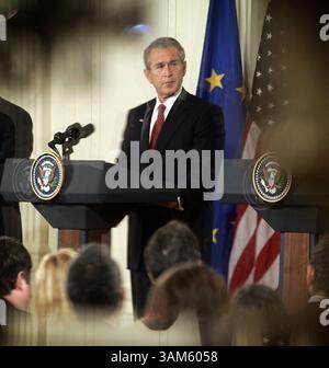 20 giugno 2005 - Stati Uniti - KRT LA NOTIZIA degli Stati Uniti È STATA BLOCCATA: BUSH-EU KRT FOTOGRAFIA DI CHUCK KENNEDY/KRT (20 giugno) WASHINGTON, D.C.-- il presidente degli Stati Uniti Bush, riflesso in uno specchio, affiancato dal primo ministro lussemburghese e dal presidente dell'Unione europea Jean-Claude Juncker, a sinistra, e il presidente della Commissione europea Jose Manuel Barroso, a destra, parla ai giornalisti nella sala orientale della Casa Bianca, lunedì 20 giugno 2005, a Washington, DC (lde) 2005 (immagine di credito: © Chuck Kennedy/mct/ZUMAPRESS.com) Foto Stock