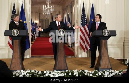 20 giugno 2005 - Stati Uniti - KRT LA NOTIZIA degli Stati Uniti È STATA BLOCCATA: BUSH-EU KRT FOTOGRAFIA DI CHUCK KENNEDY/KRT (20 giugno) WASHINGTON, DC-- Presidente Bush, centro, primo ministro lussemburghese e presidente dell'Unione europea Jean-Claude Juncker, sinistra, e il presidente della Commissione europea Jose Manuel Barroso parla ai giornalisti nella sala orientale della Casa Bianca, lunedì 20 giugno 2005, a Washington, DC (lde) 2005 (immagine di credito: © Chuck Kennedy/mct/ZUMAPRESS.com) Foto Stock