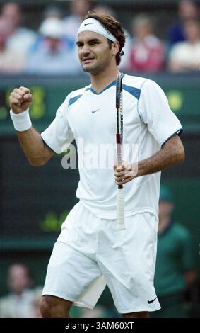 27 giugno 2005 - Stati Uniti - KRT SPORTS STORY SLUGGED: TEN-WIMBLEDON KRT FOTOGRAFIA DI LAWRENCE LUSTIG/EXPRESS SYNDICATION (giugno 28) Roger Federer della Svizzera festeggia durante la sua vittoria al quarto turno contro lo spagnolo Juan Carols Ferrero a Wimbledon lunedì 27 giugno 2005. Federer ha vinto l'incontro 6-3, -4, 7-6. (smd) 2005 (immagine di credito: © Lawrence Lustig/mct/ZUMAPRESS.com) Foto Stock