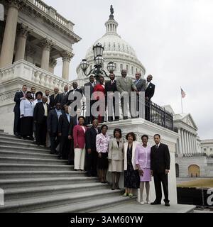 29 giugno 2005 - Stati Uniti - KRT US NEWS STAND ALONE PHOTO: WATT KRT PHOTOGRAPH BY CHUCK KENNEDY/KRT (20 luglio) Capo del Congressional Black Caucus, Rep. Mel Watt della Carolina del Nord in basso a destra, in una foto di gruppo scattata sui passi del Campidoglio con i colleghi del Congressional Black Caucus, 30 giugno 2005. (lde) 2005 (immagine di credito: © Chuck Kennedy/mct/ZUMAPRESS.com) Foto Stock