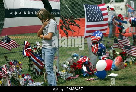 4 agosto 2005 - U.S. - KRT US NEWS STORY SLUGGED: USIRAQ-OHIO KRT PHOTOGRAPH BY KEN LOVE/AKRON BEACON JOURNAL (4 agosto) BROOK PARK, OH -- Lori Brown, 19 anni, di Aurora, Ohio, visita il memoriale improvvisato al 3rd Battalion, quartier generale dei 25th Marines a Brook Park, Ohio, giovedì 4 agosto 2005. Il memoriale onora i marines uccisi in Iraq questa settimana. (Mvw) 2005 (immagine di credito: © Ken Love/mct/ZUMAPRESS.com) Foto Stock